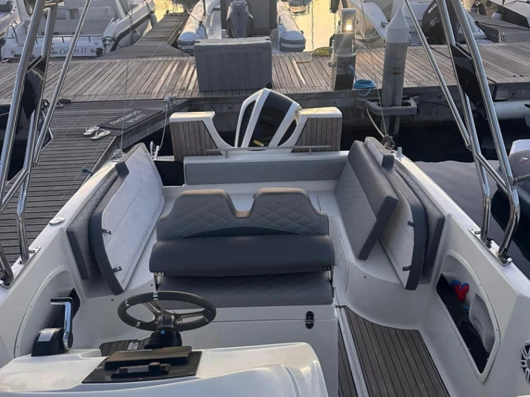 Motorówka do wynajmu w Castellammare di Stabia w najlepszej cenie