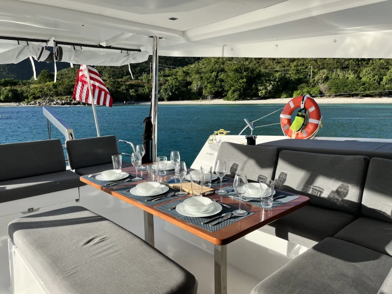 Fountaine Pajot Elba 45 między profesjonalistami a osobami prywatnymi w Tortola