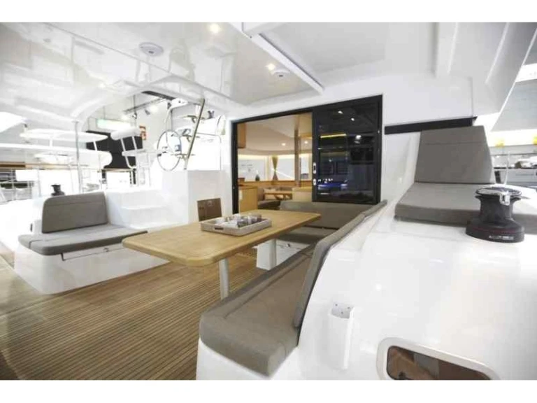 Wynajmij Lagoon Lagoon 42 w Nettuno