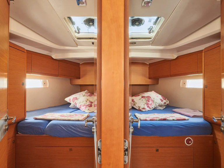 Wynajem Żaglowiec Jeanneau z patentem 