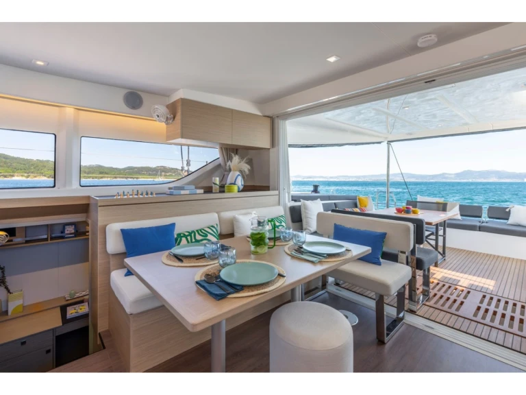 Wynajem Katamaran Lagoon z patentem 