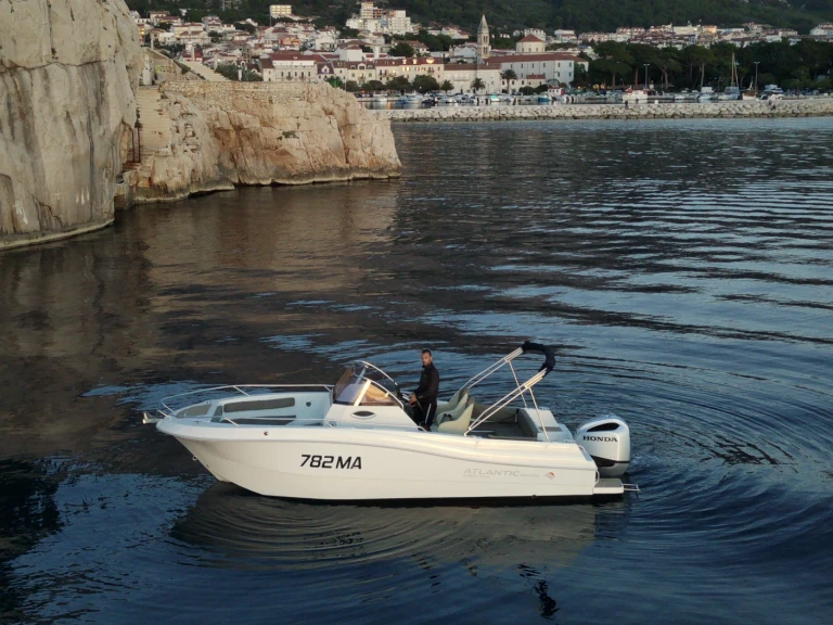 Wynajmij Atlantic Marine 750 Open w Makarska