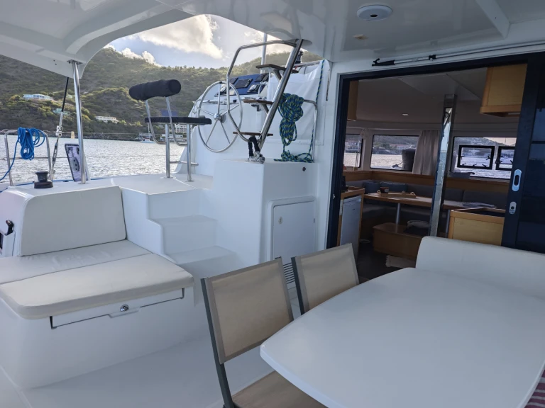 Lagoon Lagoon 42 między profesjonalistami a osobami prywatnymi w Marigot