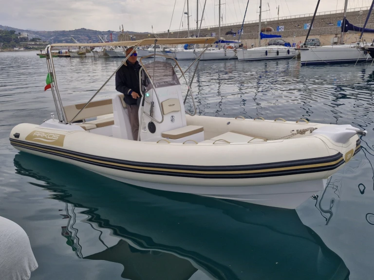 Łódż półsztywna do wynajmu w Sanremo w najlepszej cenie