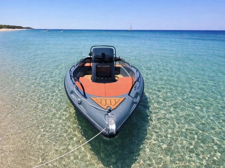 Poseidon Blu Water 170 między profesjonalistami a osobami prywatnymi w Mílos