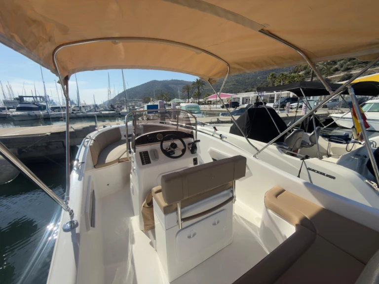 Allegra Boats Action 21D między profesjonalistami a osobami prywatnymi w Port Ginesta