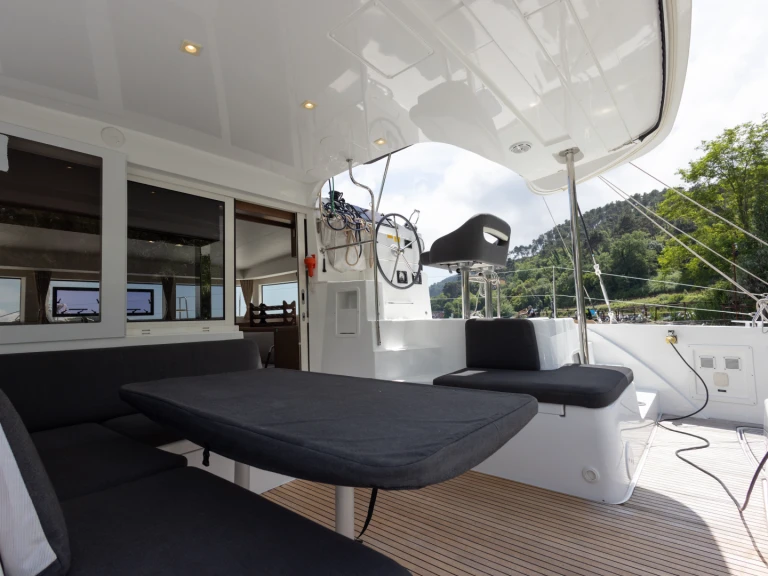 Lagoon Lagoon 40 między profesjonalistami a osobami prywatnymi w Bocca di Magra