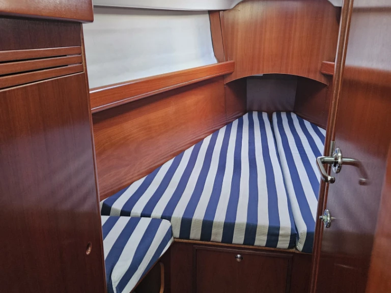 Wynajem Żaglowiec Bénéteau z patentem 