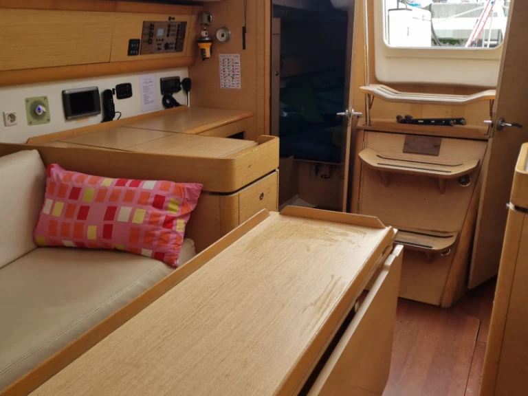 Bénéteau First 40 między profesjonalistami a osobami prywatnymi w Barcelona