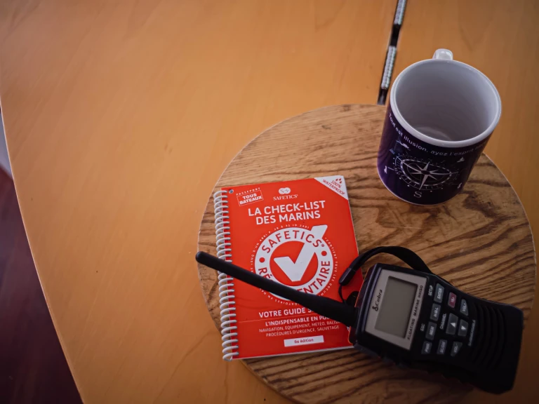 Fountaine Pajot Lavezzi 40 między profesjonalistami a osobami prywatnymi w Sidi Bou Said