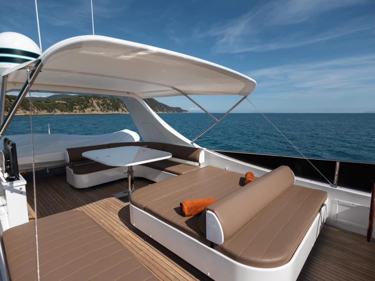 Spertini Alalunga 72 między profesjonalistami a osobami prywatnymi w Marina di Scarlino