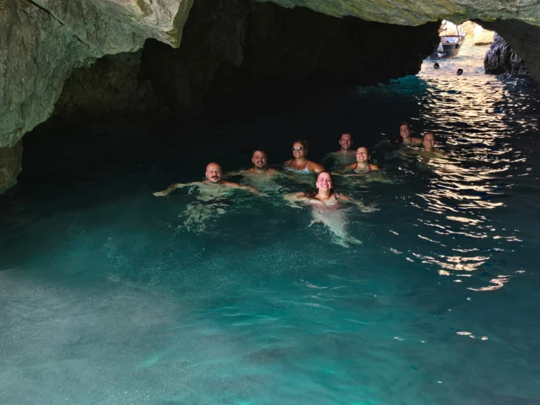 Joker Boat Clubman 26 między profesjonalistami a osobami prywatnymi w Sorrento