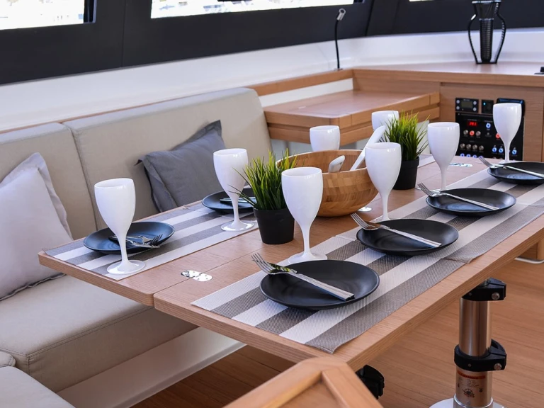 Katamaran do wynajmu w Toúrlos w najlepszej cenie