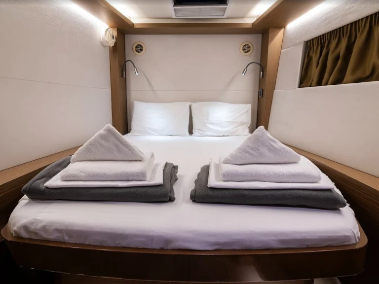 Wynajem Katamaran Lagoon z patentem 