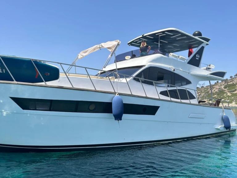 Wynajem Luksusowy jacht Custom Made z patentem 