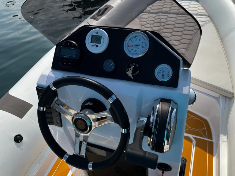 Oromarine Gravel-19 między profesjonalistami a osobami prywatnymi w Port d'Addaia (Port)