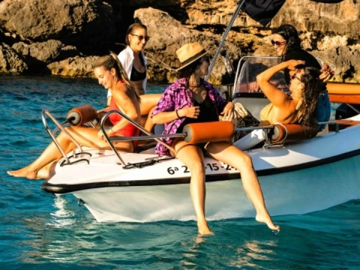 Wynajem Motorówka Polyester Yacht z patentem 