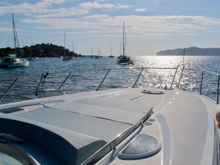 Sunseeker Portofino 53 między profesjonalistami a osobami prywatnymi w Marina de Dénia