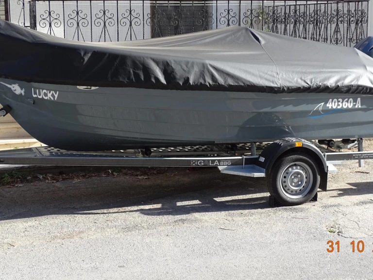 Motorówka do wynajmu w Parálio Ástros w najlepszej cenie