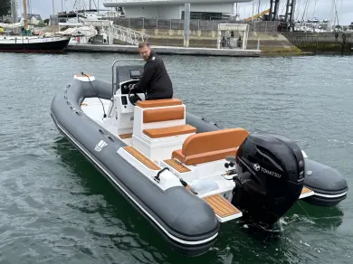 Łódż półsztywna do wynajmu w Arzon w najlepszej cenie