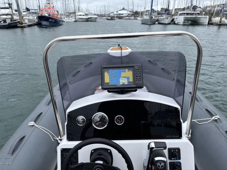 Tiger 650 Open między profesjonalistami a osobami prywatnymi w Arzon