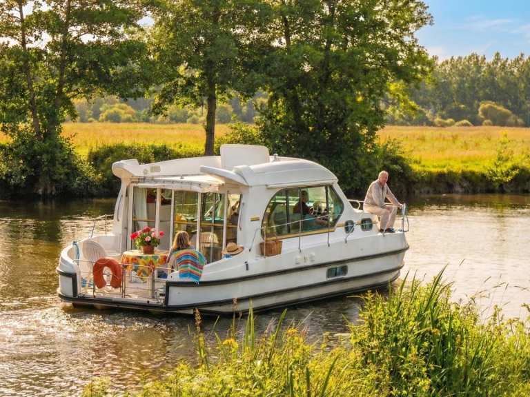 Wynajem Motorówka Nicols Yacht z patentem 