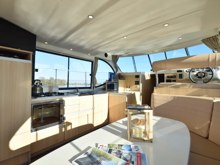 Nicols Yacht Nicols Octo Fly C między profesjonalistami a osobami prywatnymi w Bellegarde