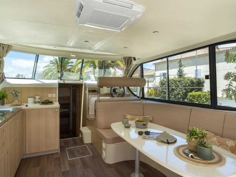 Wynajem Motorówka Nicols Yacht z patentem 