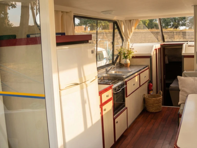 Wynajmij Nicols Yacht Nicols Sedan 1310 w Amieira