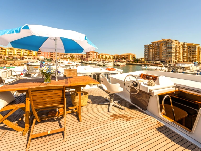 Pénichette Pénichette 1500FB między profesjonalistami a osobami prywatnymi w Dompierre-sur-Besbre