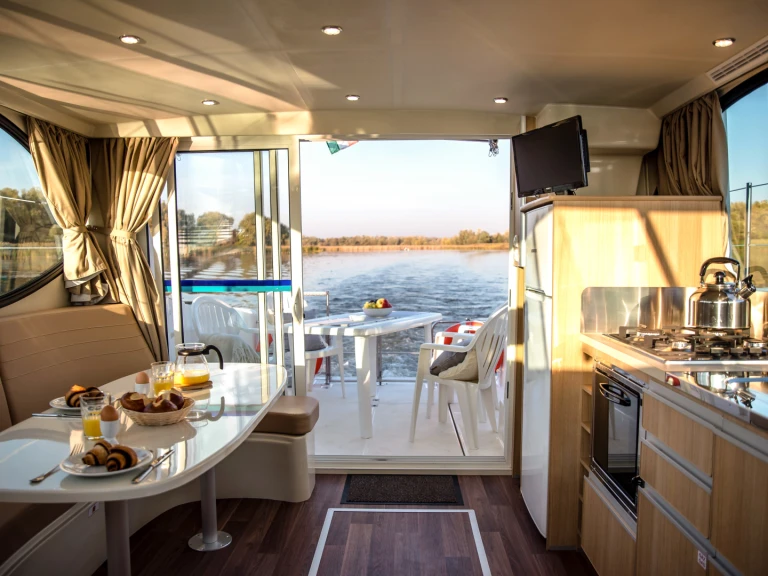 Nicols Yacht Nicols Estivale Sixto + między profesjonalistami a osobami prywatnymi w Carrick-on-Shannon