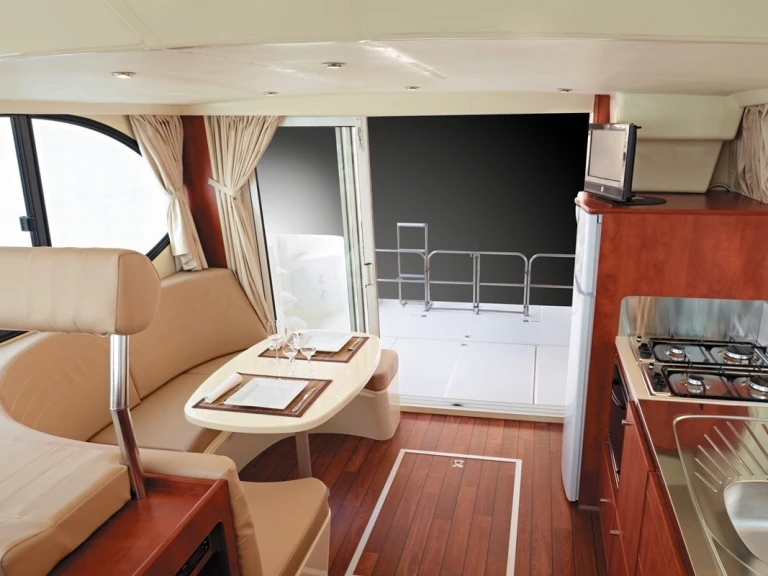 Nicols Yacht Nicols Estivale Quattro B między profesjonalistami a osobami prywatnymi w Saverne