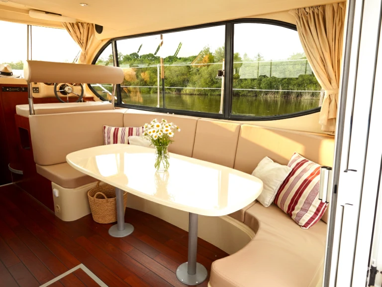 Wynajem Motorówka Nicols Yacht z patentem 