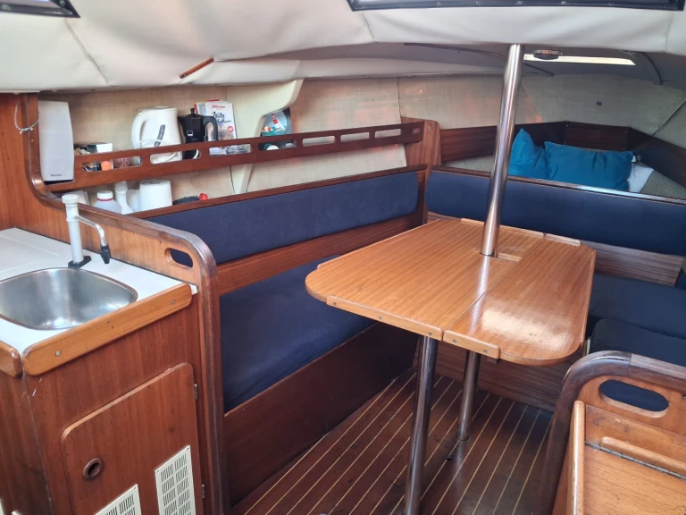 Wynajem Żaglowiec Jeanneau z patentem 