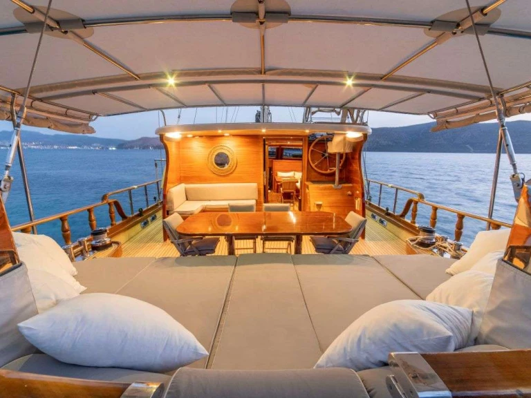 Wynajem Luksusowy jacht Custom z patentem 