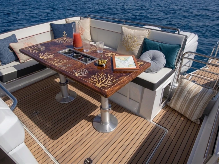 Wynajem Motorówka Jeanneau z patentem 