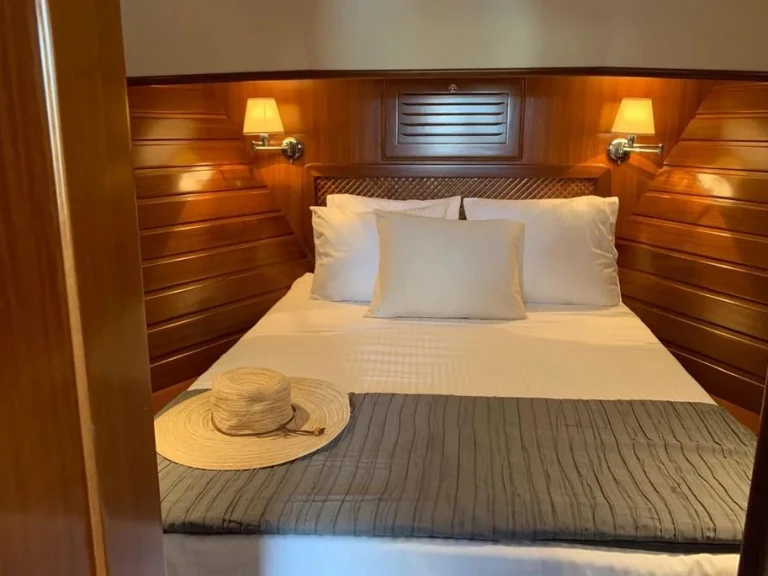 Menorquin MY 120 między profesjonalistami a osobami prywatnymi w Mahon