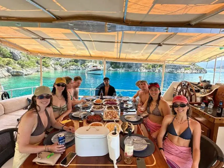 Custom Made między profesjonalistami a osobami prywatnymi w Kaş