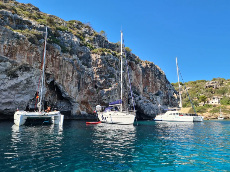 Wynajem Żaglowiec Bénéteau z patentem 