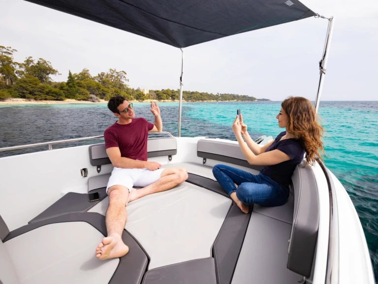 Wynajem Motorówka Jeanneau z patentem 