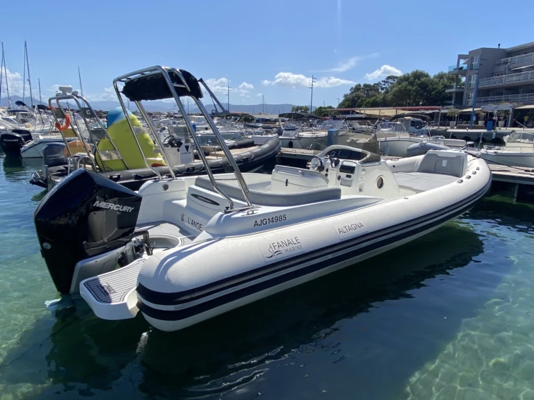 Łódż półsztywna do wynajmu w Porto Pollo w najlepszej cenie