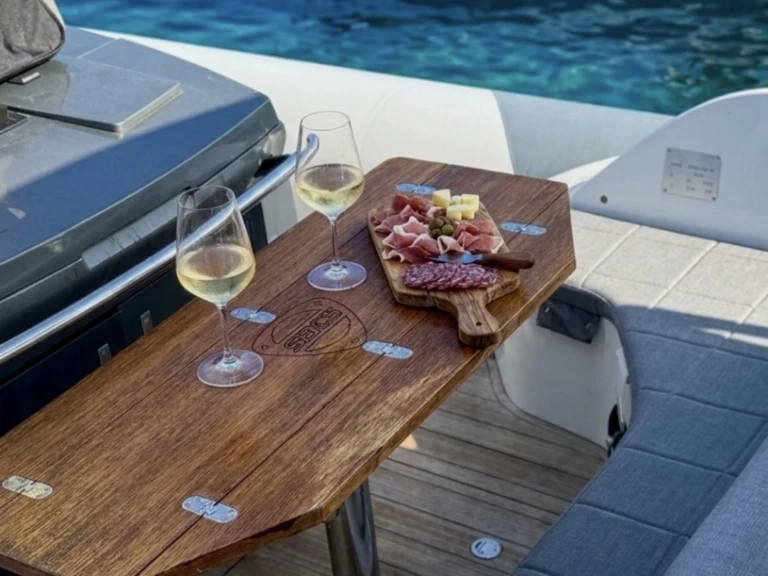 Sacs-Marine Strider 11 między profesjonalistami a osobami prywatnymi w Porto Rotondo