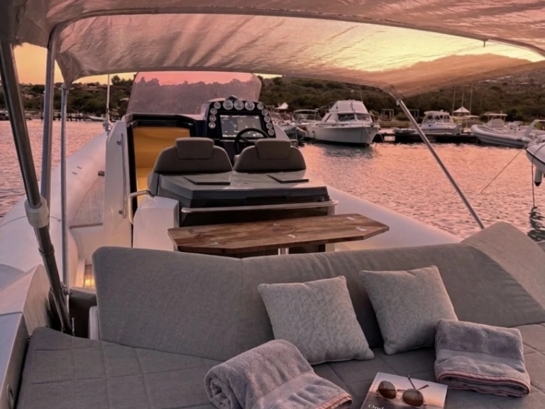 Sacs-Marine Strider 11 między profesjonalistami a osobami prywatnymi w Porto Rotondo