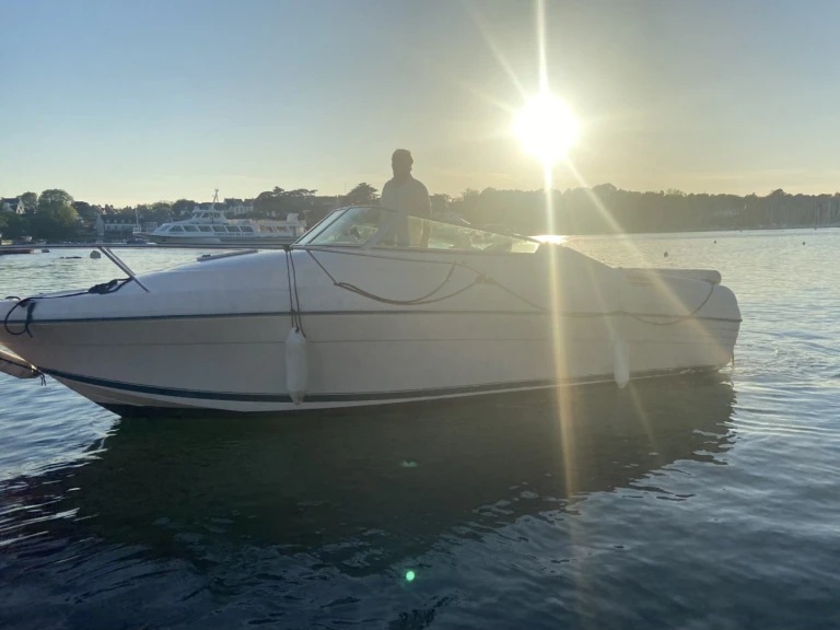 Jeanneau Leader 705 między profesjonalistami a osobami prywatnymi w Bénodet