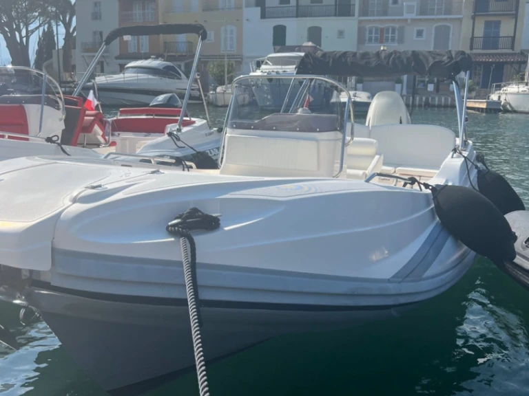 Łódż półsztywna do wynajmu w Port Grimaud w najlepszej cenie