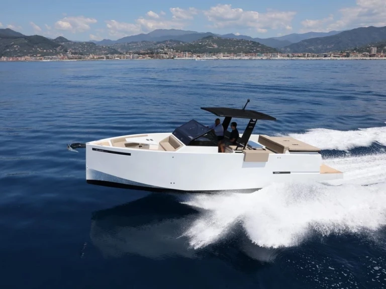 Wynajem Motorówka DE ANTONIO Yachts z patentem 