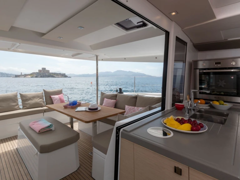 Wynajem Katamaran Fountaine Pajot z patentem 