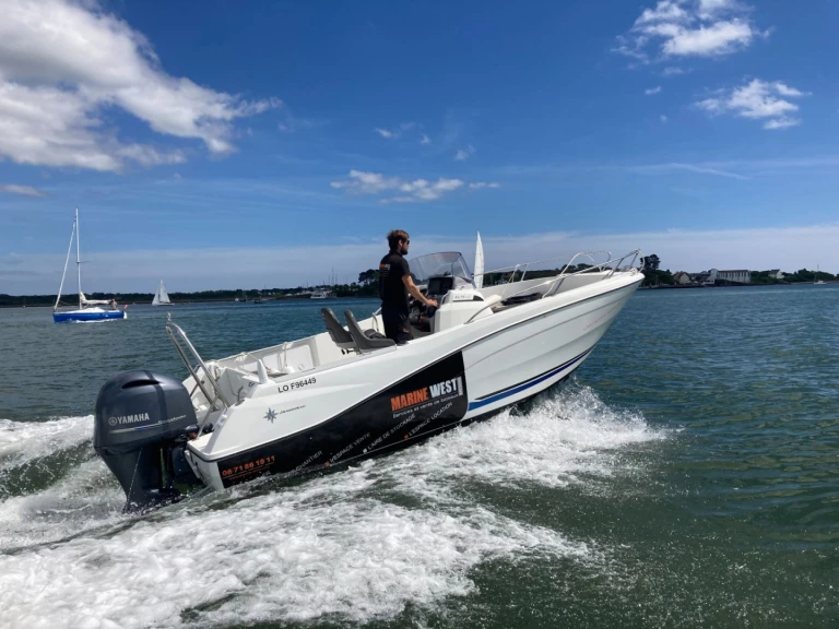 Wynajem Motorówka Jeanneau z patentem 