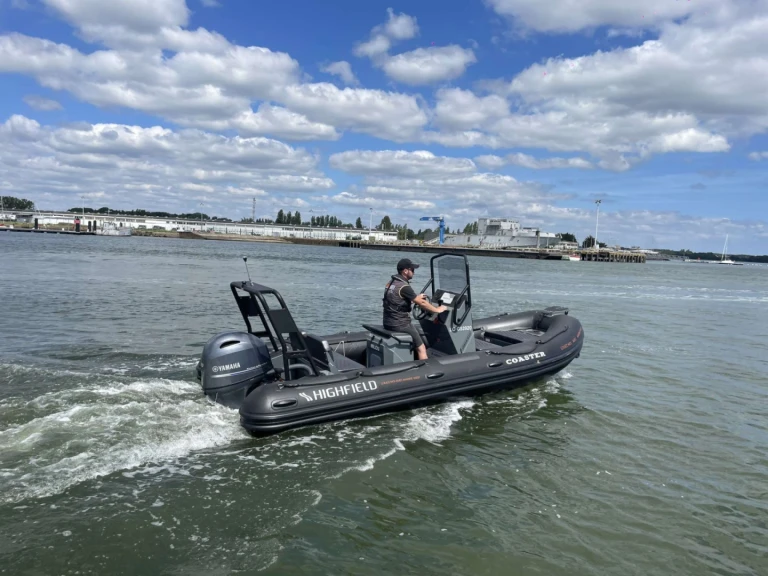 Highfield COASTER 54 między profesjonalistami a osobami prywatnymi w Lorient