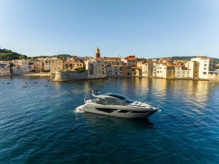 Sunseeker PREDATOR 65 między profesjonalistami a osobami prywatnymi w Saint-Tropez